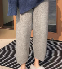 Women knitted cropped pants