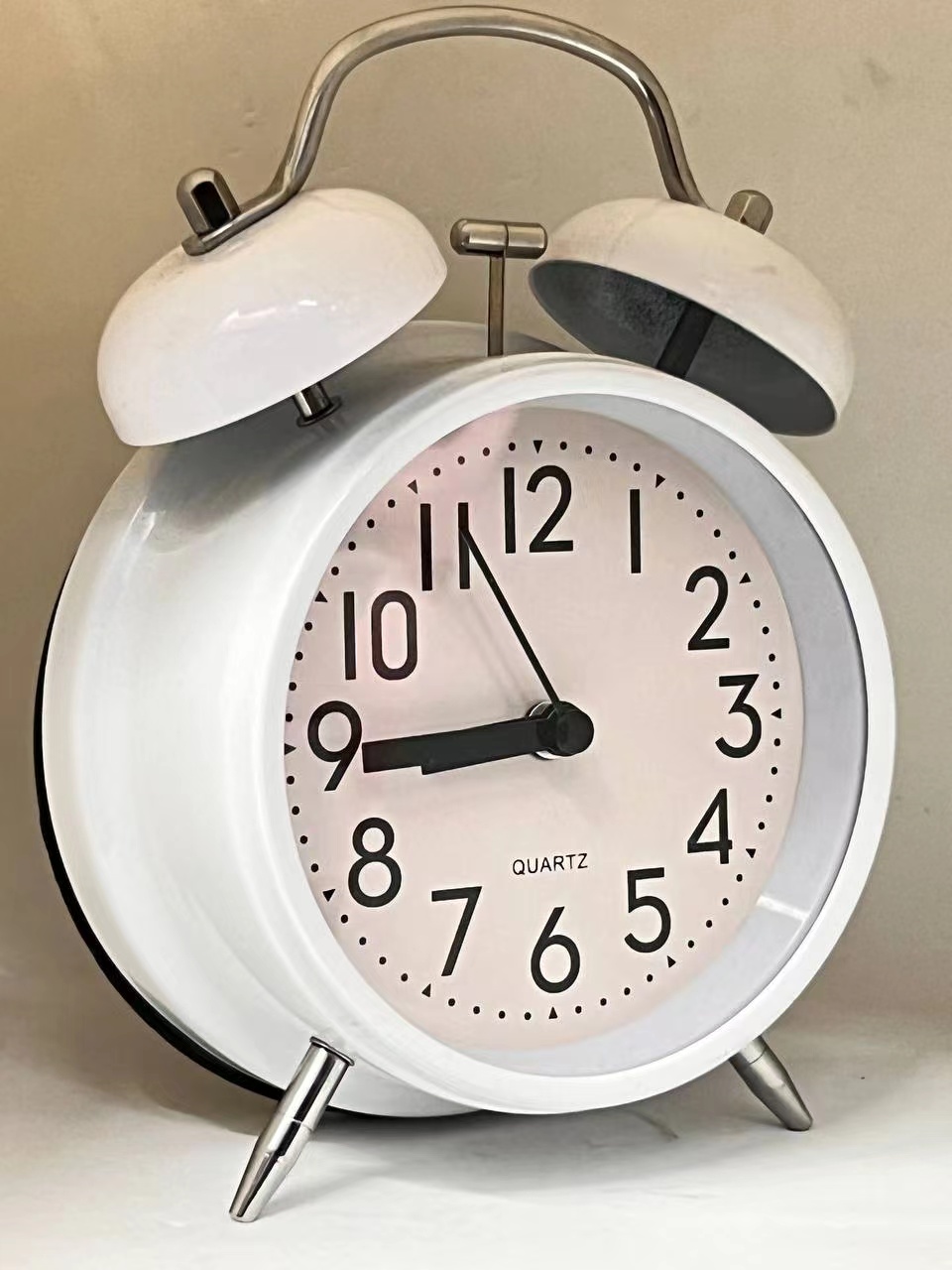 闹钟白色